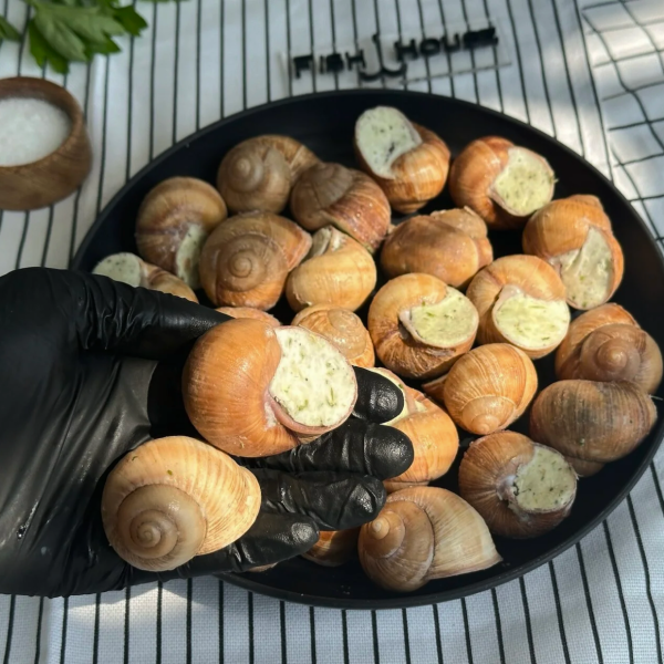 Улитки Эскарго сливочным муссом из сыра Gorgonzola и прованскими травами 12 шт.